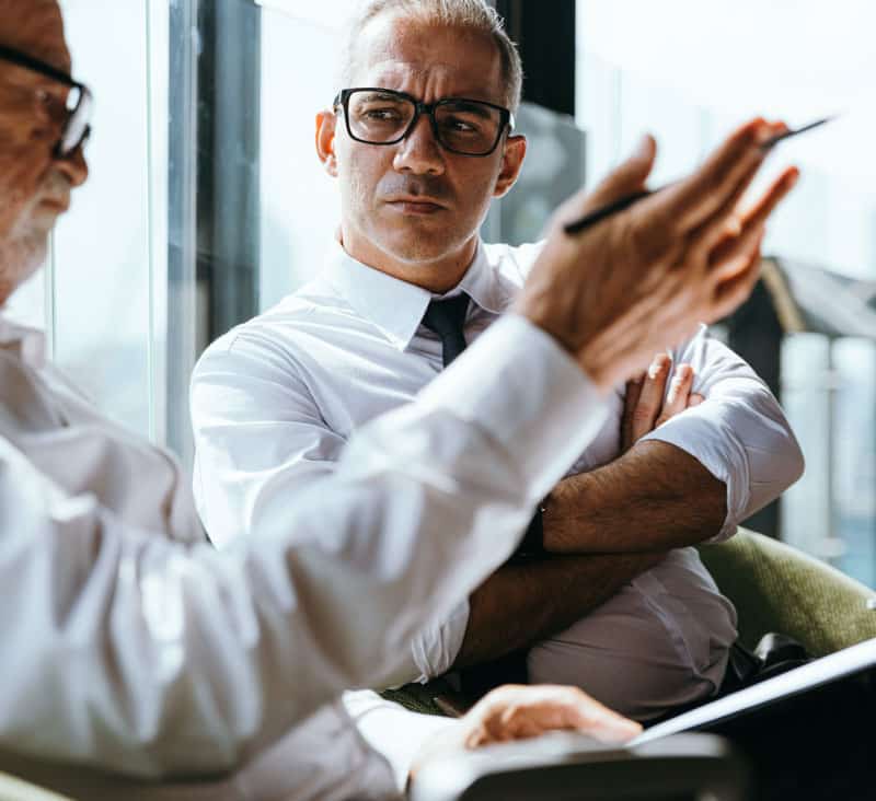 Banca Privada 4 1 Two business men talking in front of window