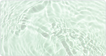 Superfície d'aigua verda amb clares ondulacions i reflexos.