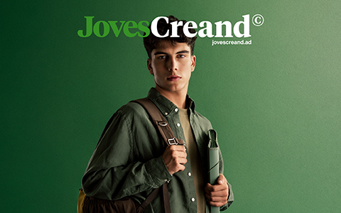 People 10 A young man from eighteen to thirty years old wearing a dark green overshirt, carries a backpack and a folder, as if he is about to study. He is on a green studio background and under the JovesCreand logo.