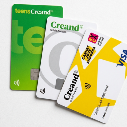 Crèdit o dèbit? Tot el que has de saber per pagar amb targeta a Andorra 2 Fons estudio blanc, es mostren 3 targetes de dèbit de Creand
