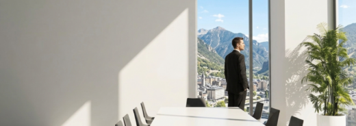 Despatx modern amb grans finestrals i vistes a les muntanyes d’Andorra, amb un home vestit amb traje dret al costat de la finestra en un entorn de banca privada i negocis.